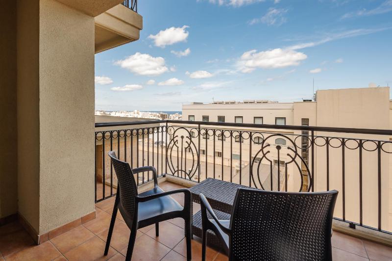 Double or Twin Room with Partial Sea View image 4