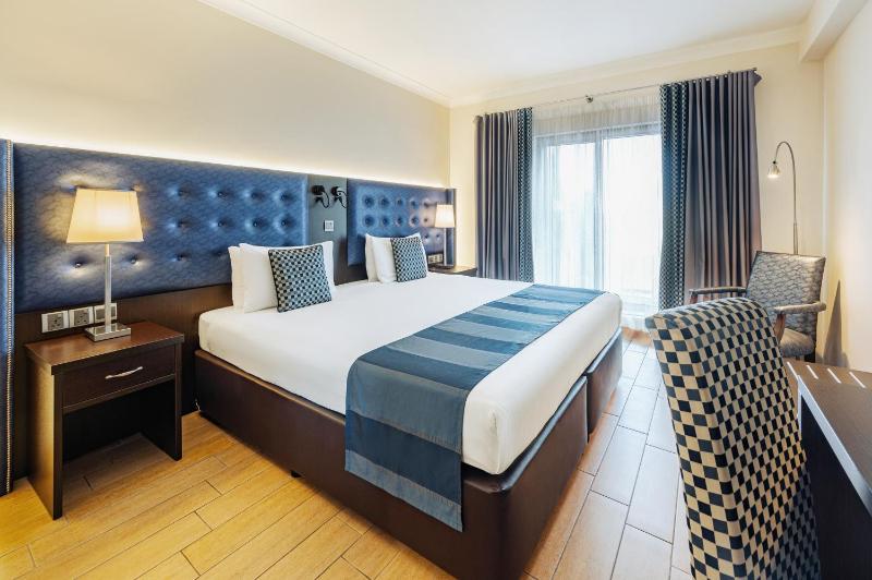Double or Twin Room with Partial Sea View image 1