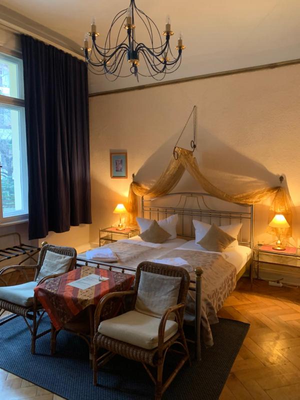 Standard Double Room image 3