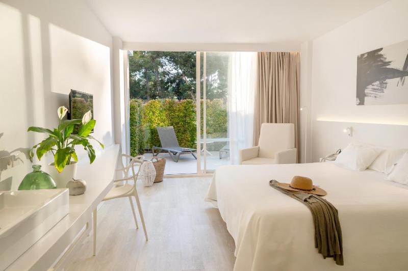 Double or Twin Room with Garden Terrace image 1