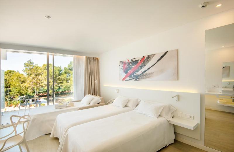 Deluxe Double or Twin Room with Garden View image 3