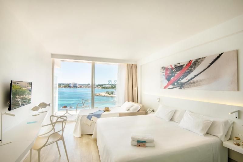 Deluxe Double or Twin Room with Sea View image 1