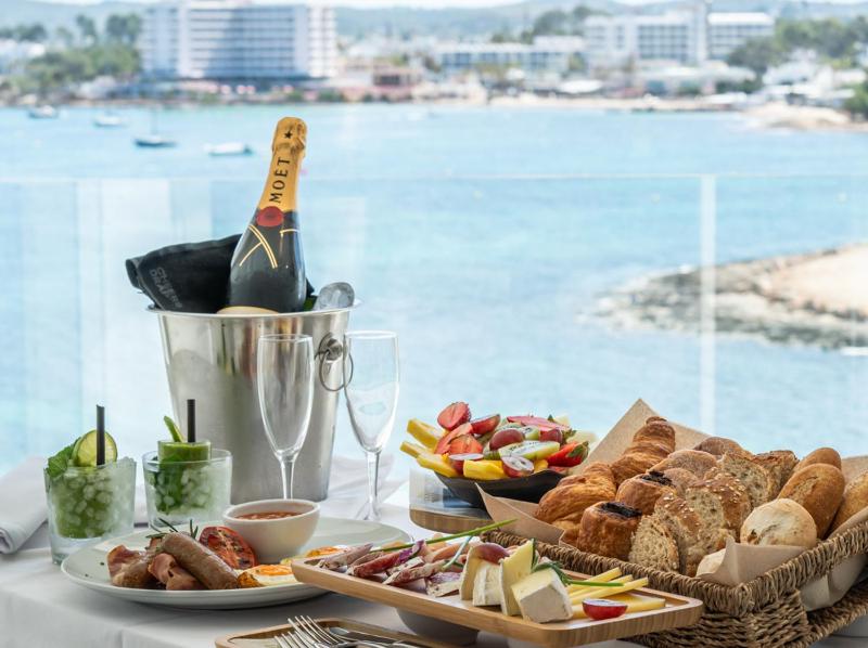 Deluxe Double or Twin Room with Sea View image 4