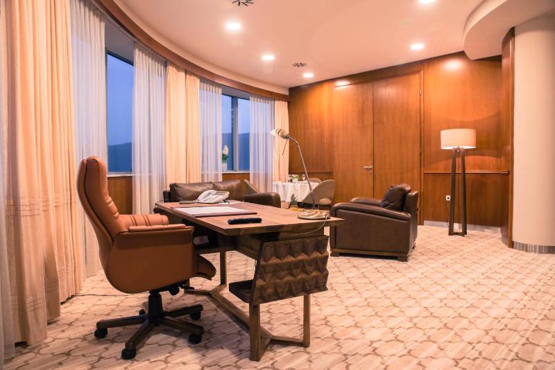 Deluxe Suite image 3
