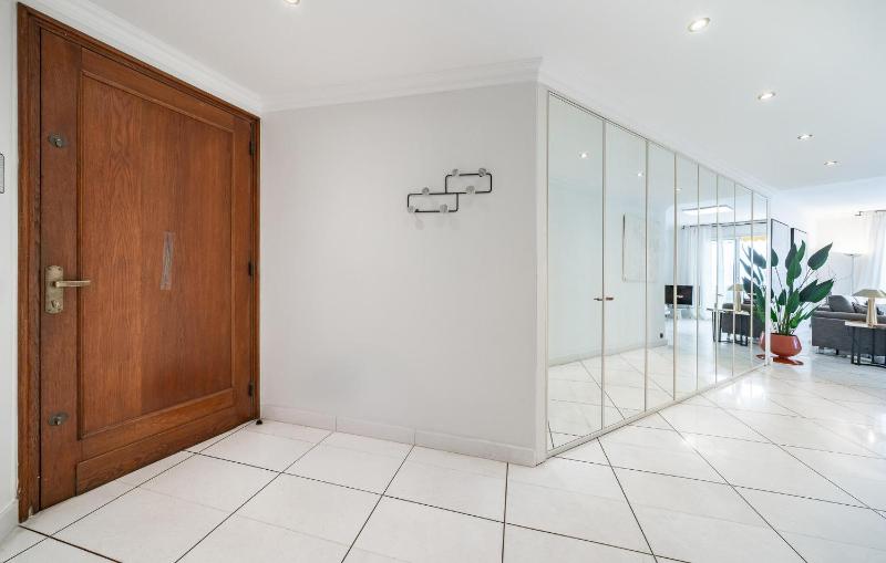 Gorgeous Apartment In Cannes With House Sea View - image 4