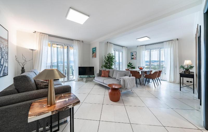 Gorgeous Apartment In Cannes With House Sea View - image 7