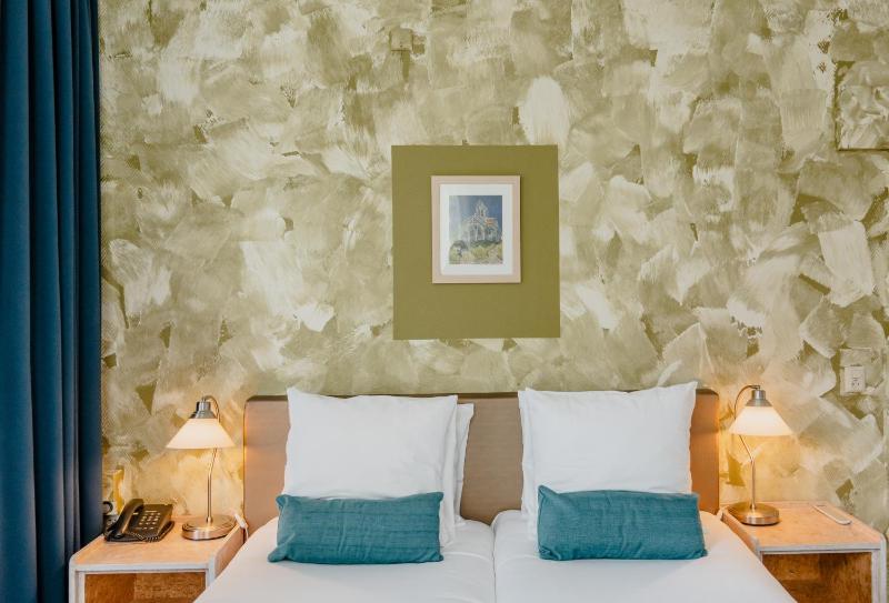 Standard Twin Room image 3