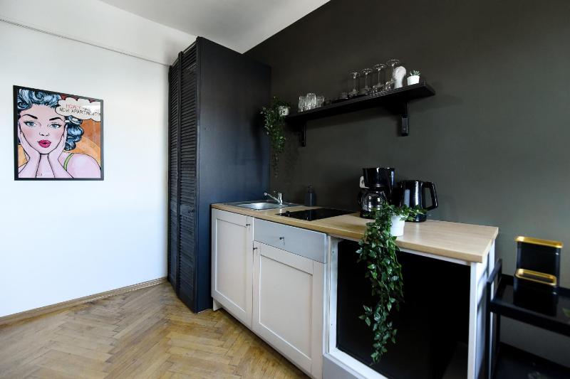 Vibrant Charm - Cozy Studio in the Heart of the City - image 8