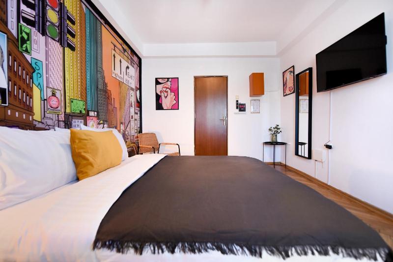 Vibrant Charm - Cozy Studio in the Heart of the City - image 7