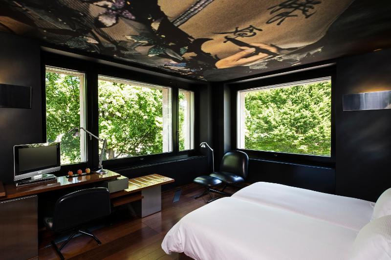 Corner Junior Suite with 1 Kingsize-bed, Park view image 1