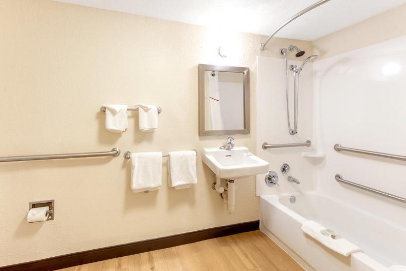 Deluxe King Room Disability Access Roll-ln Shower Smoke Free image 2