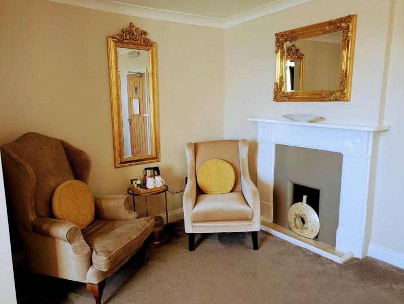 Superior King Room image 4