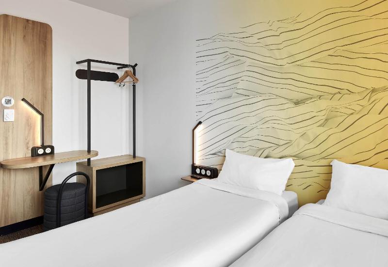 Twin Room image 3