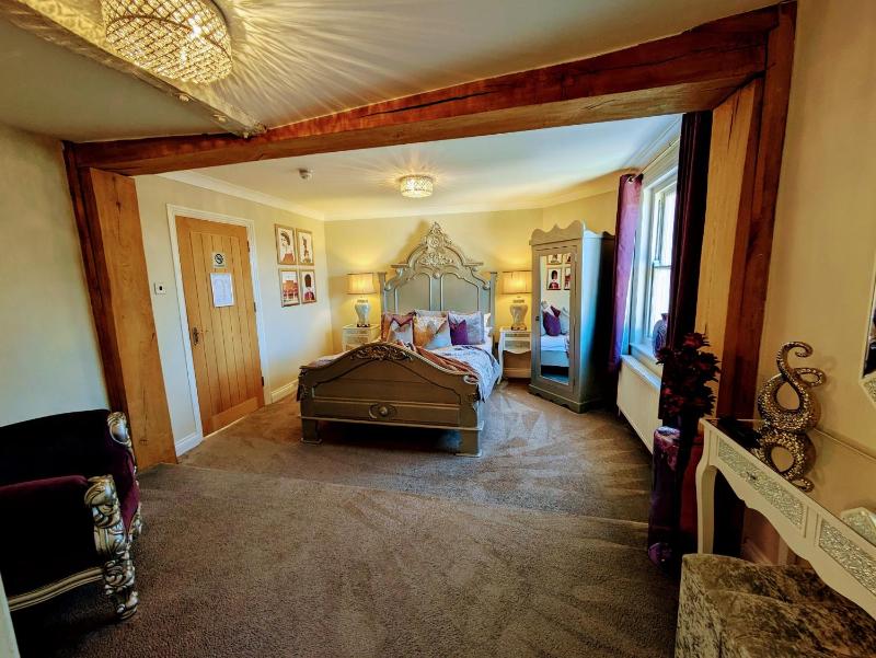 Deluxe Double Room with Shower image 3