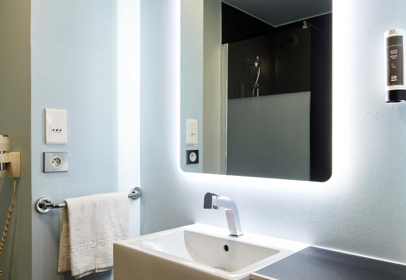 Standard Twin Room image 1