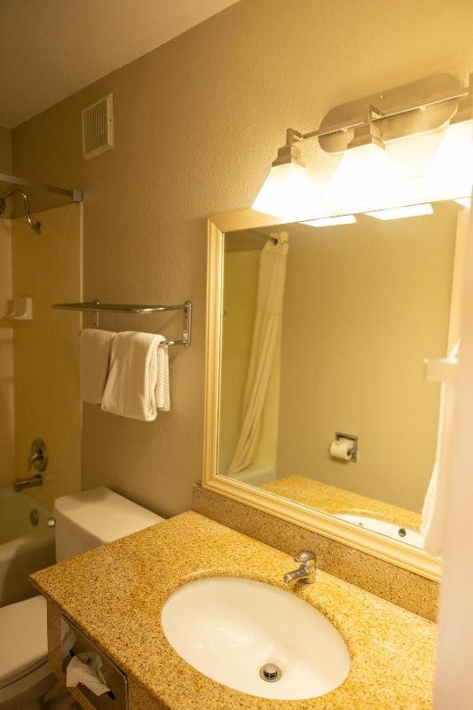 Queen Room with Two Queen Beds - Non-Smoking image 3