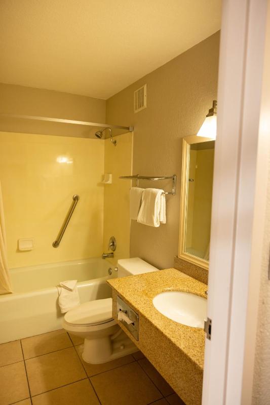 Queen Room with Two Queen Beds - Non-Smoking image 2