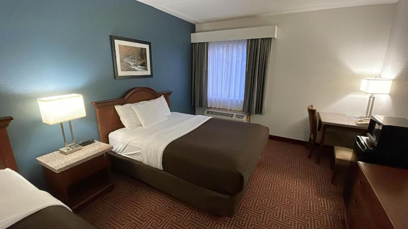 Queen Room with Two Queen Beds image 2