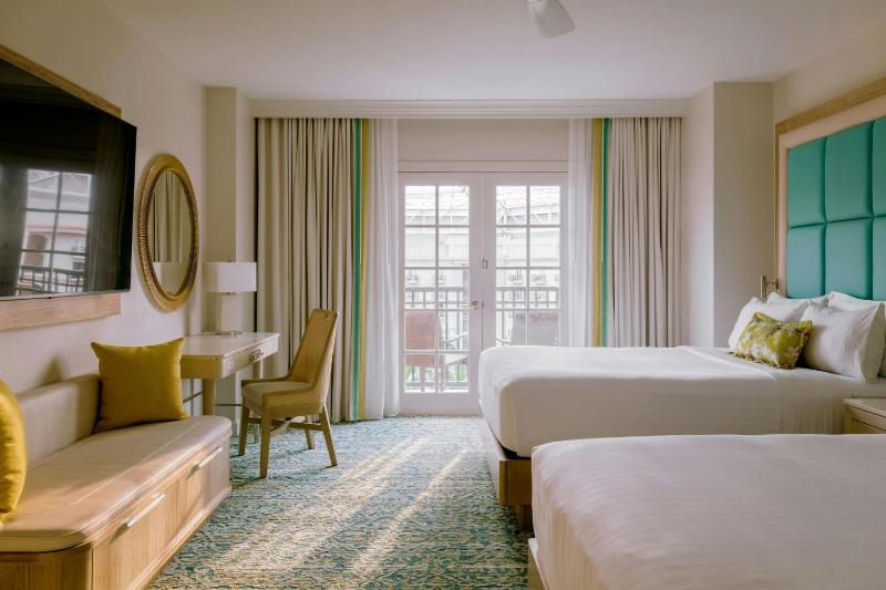 Queen Room with Two Queen Beds Main Atrium View - Water Park Access  image 3