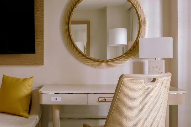 Queen Room with Two Queen Beds Main Atrium View - Water Park Access  image 4