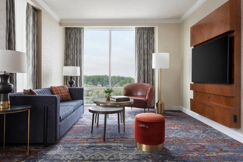 Executive King Suite image 2