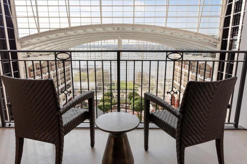 Atrium View, Guest room, 1 King, Atrium view image 3