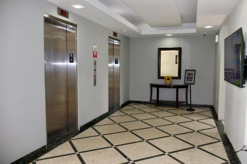One-Bedroom Deluxe Apartment image 3