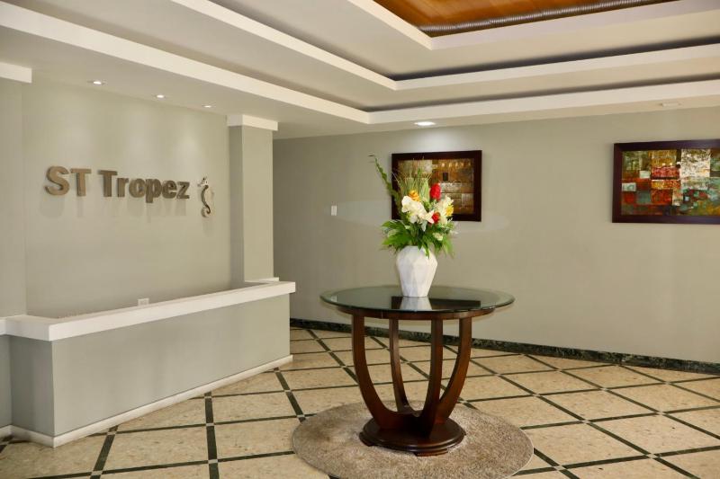 One-Bedroom Deluxe Apartment image 2