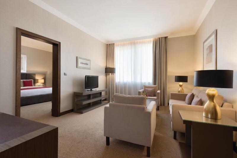 Premium King Suite - Non-Smoking image 4
