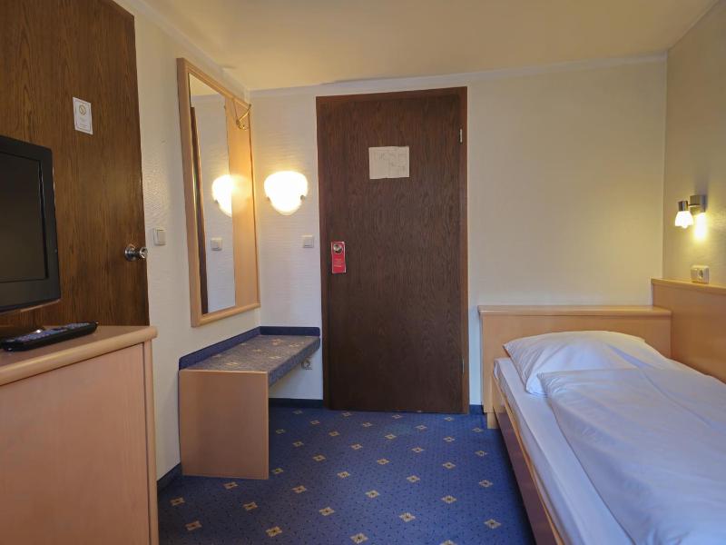 Single Room image 3