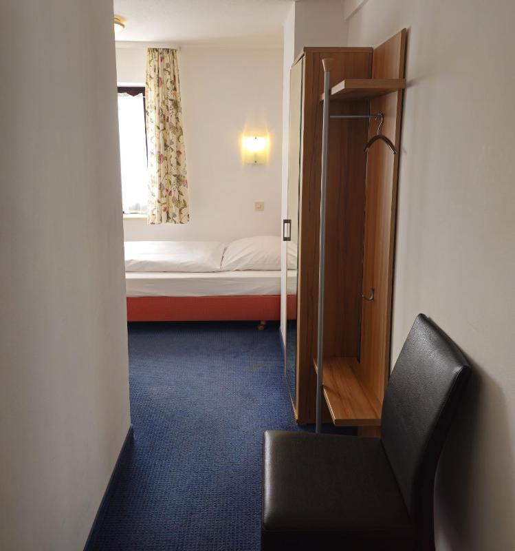Twin Room image 4