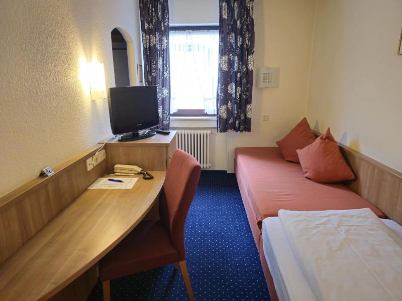 Twin Room image 2