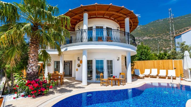 3 Bedroom Luxury Villa in Kalkan - image 1