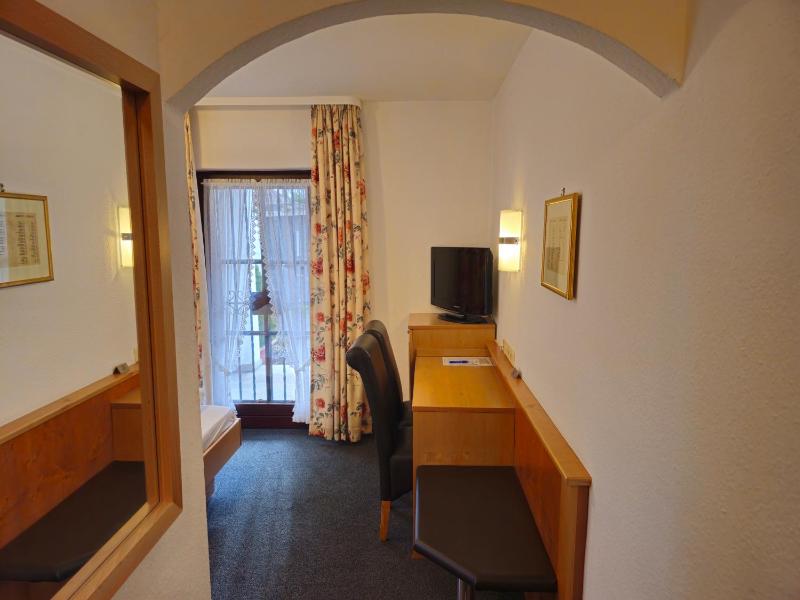 Double Room image 3