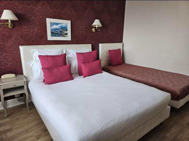 Standard Double Room with Terrace - Pond Front View image 4