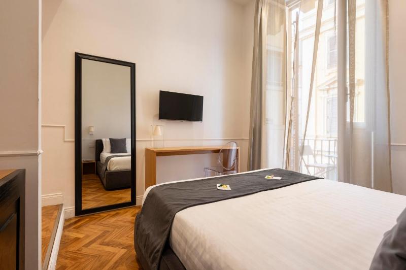 Double Room with Balcony image 2