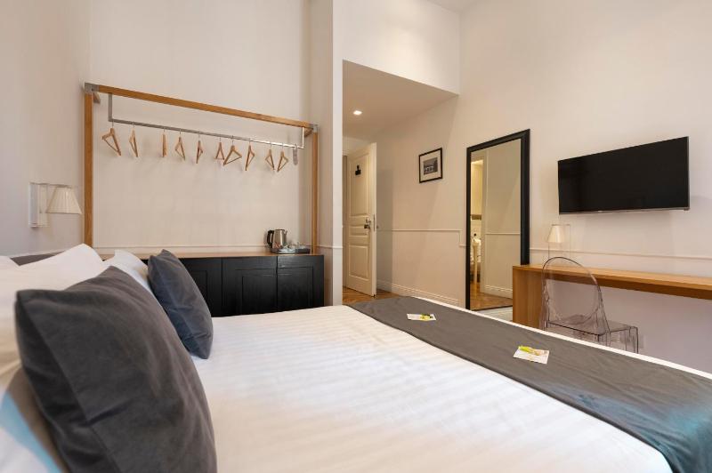 Double Room with Balcony image 3