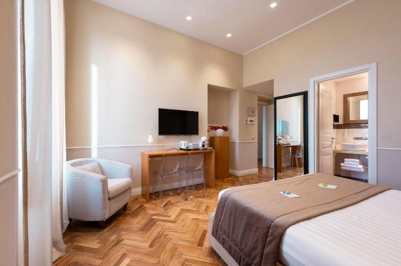 Deluxe Double Room image 2