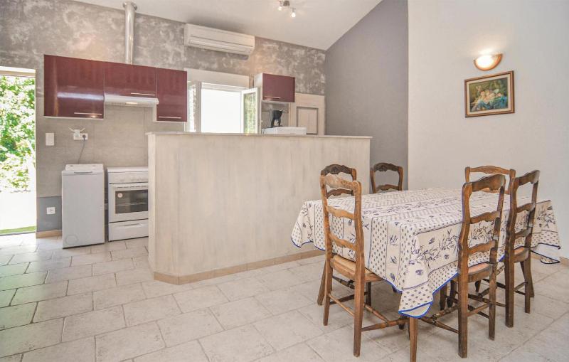 Stunning Apartment In Le Sambuc With Wifi - image 15