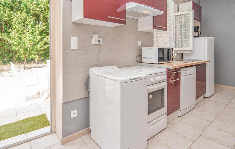 Stunning Apartment In Le Sambuc With Wifi - image 12