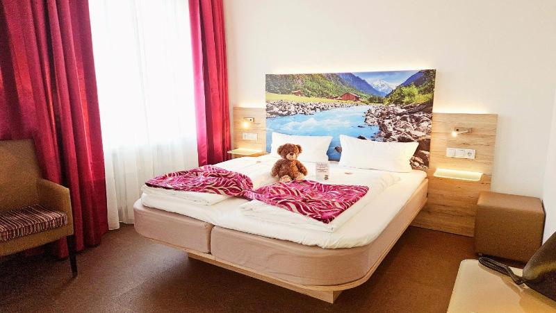Large Double Room image 1