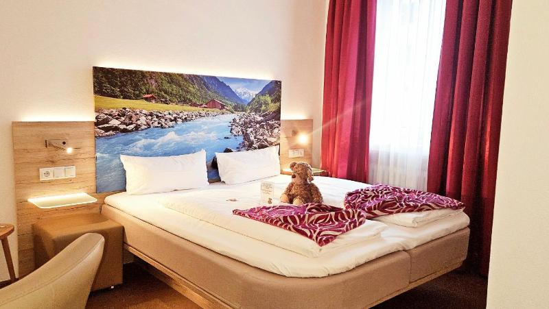 Double Room with Balcony (2 Adults + 1 Child) image 4
