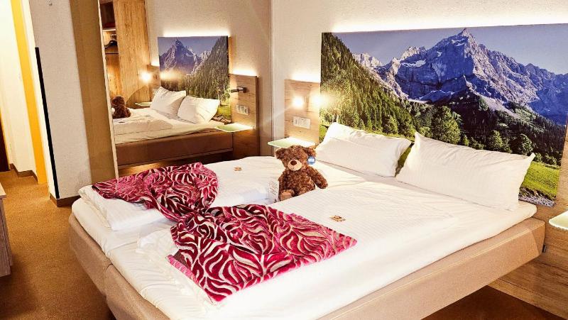 Economy Double Room image 3