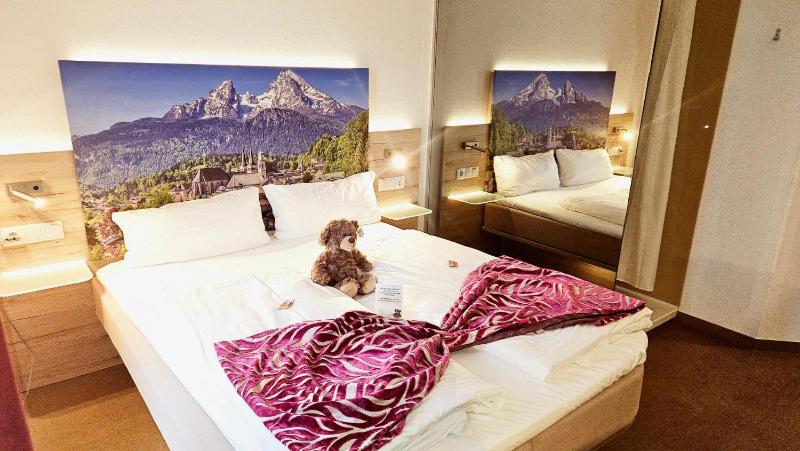 Double Room with Balcony image 4