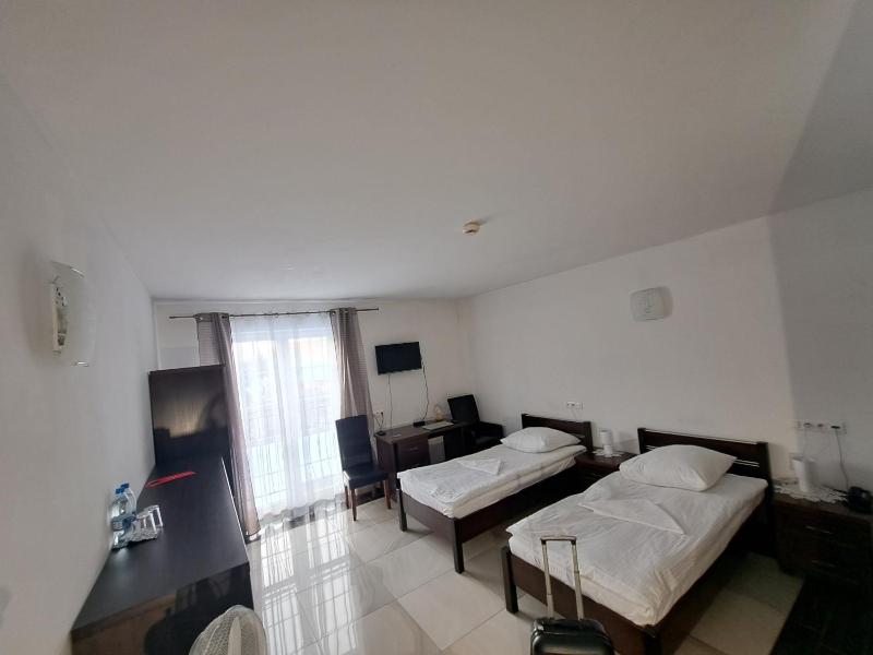 Twin Room image 3
