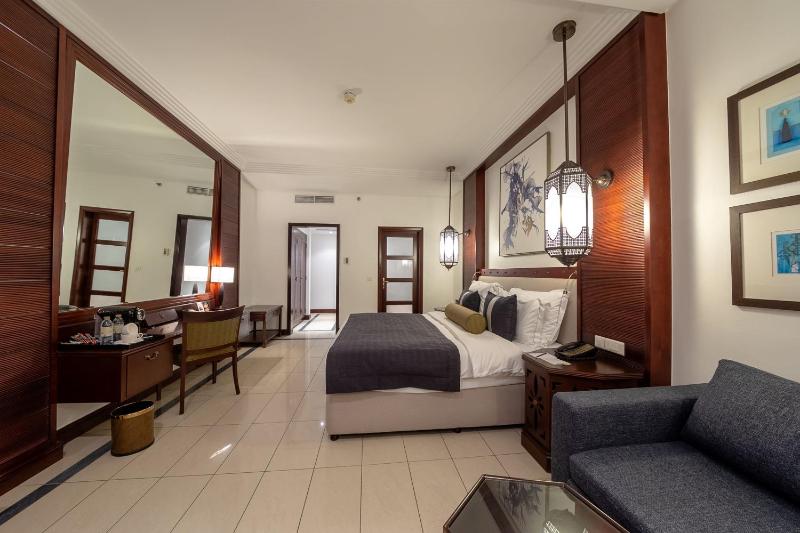 Signature Deluxe Room Sea View image 4