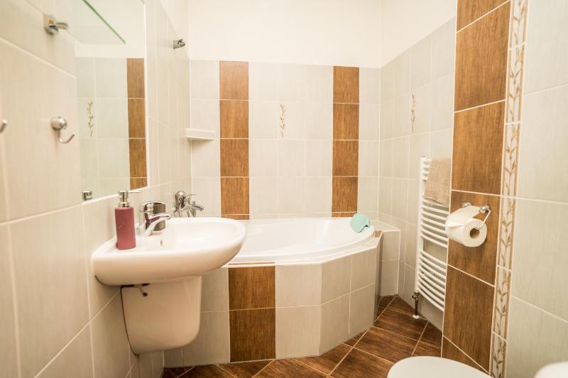 Economy Twin Room image 1