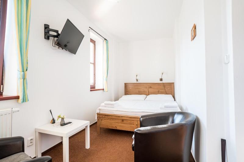 Double Room with Garden View image 3