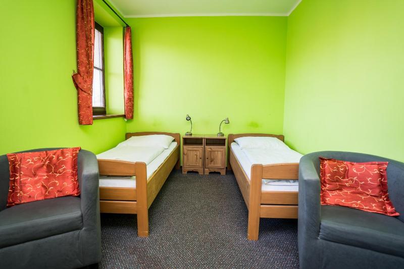 Economy Twin Room image 2