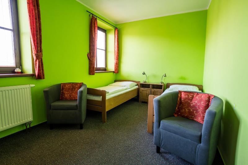 Economy Twin Room image 3